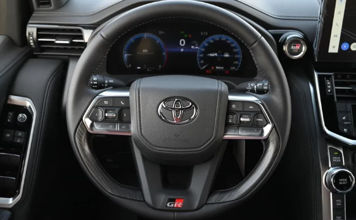 2025 TOYOTA LAND CRUISER 300 GRS V6 3.3L DIESEL 7 SEAT AUTOMATIC STEERING