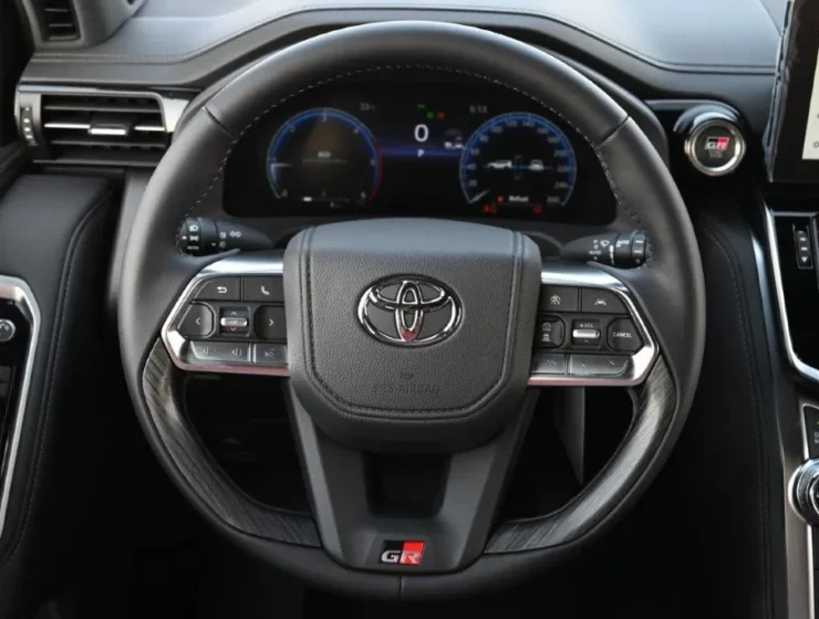 2025 TOYOTA LAND CRUISER 300 GRS V6 3.3L DIESEL 7 SEAT AUTOMATIC STEERING